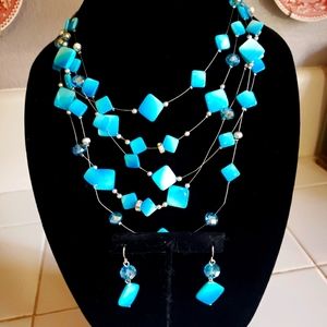💙 Beautiful blue necklace and matching earrings.